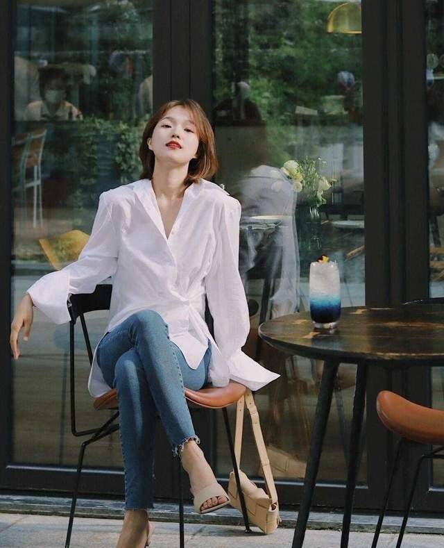 显得|普通女孩如何穿搭？白色衬衫搭配牛仔裤，也可以很精致又洋气