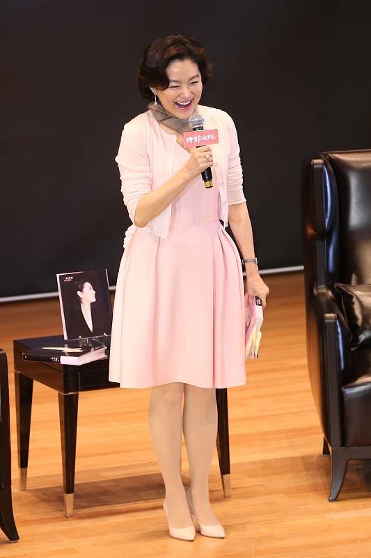 宁静|林青霞保养的真好，和小17岁的宁静手挽手，穿的休闲也不显老