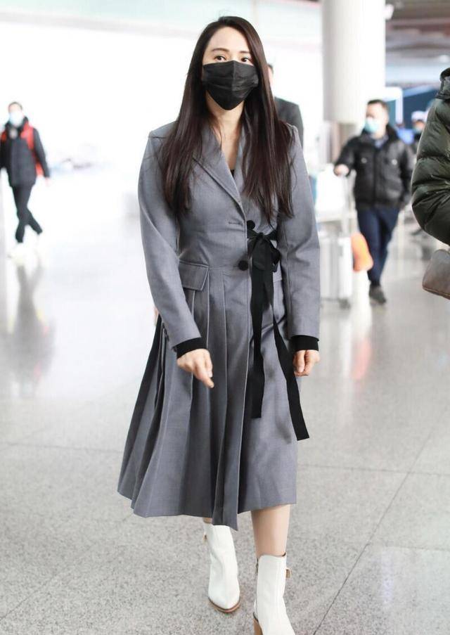 羊羔|伊能静挑衣服的眼光真“毒”，灰色大衣成熟优雅，温柔又有气场