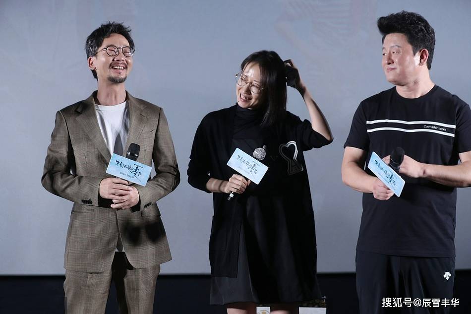 全黑|刘敏涛真的挺会打扮,穿针织衫配连衣裙,“全黑”造型一点都不俗