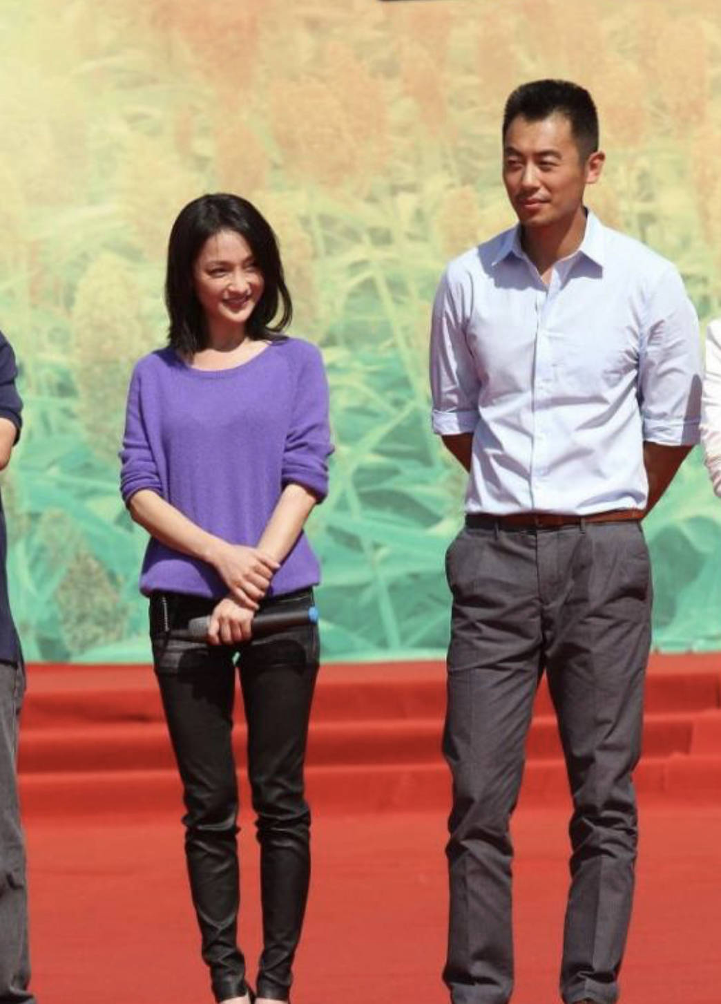 原创周迅玩起了土味时尚,用牛仔短裤拼接皮裤,一旁朱亚文像乡镇干部