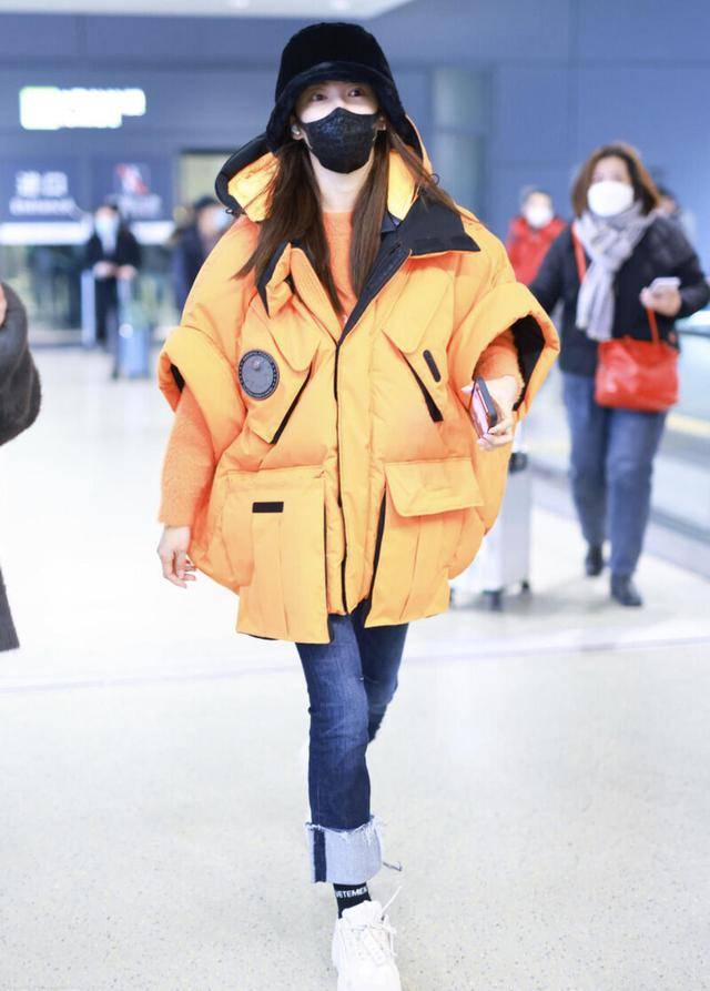 设计|张雨绮真的太爱“出风头”，抢眼的橘色羽绒服保暖高调，美得出众