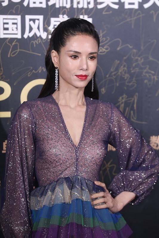 形象|“姑姑”李若彤穿礼服，还是很美，虽然略显老态，但真不像50多岁