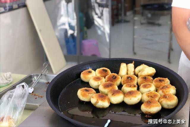 白菜|武汉人爱吃的传统早餐，2元1个出锅就抢光，当地人都是一袋袋买