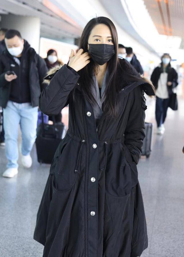 羊羔|伊能静挑衣服的眼光真“毒”，灰色大衣成熟优雅，温柔又有气场