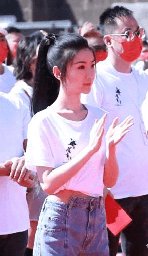 裙子|毛晓彤在横店开机仪式的现场照，脸僵硬浮肿不真实，一点不自然！