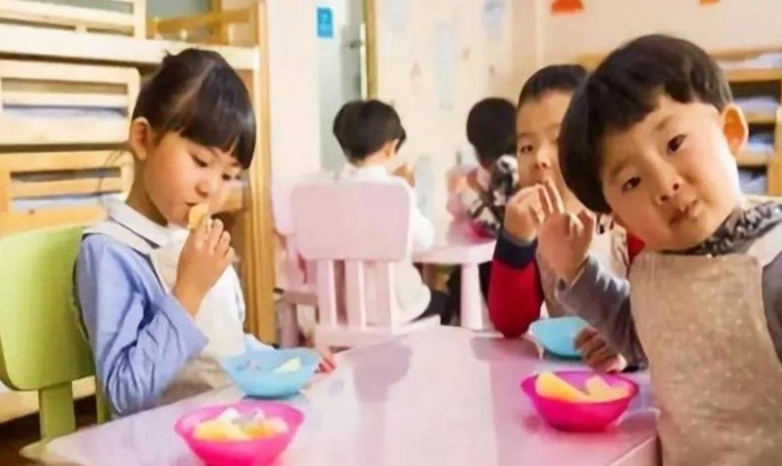 人群|第一天上幼儿园不哭的孩子，大多出自三种家庭，不愧见过“世面”