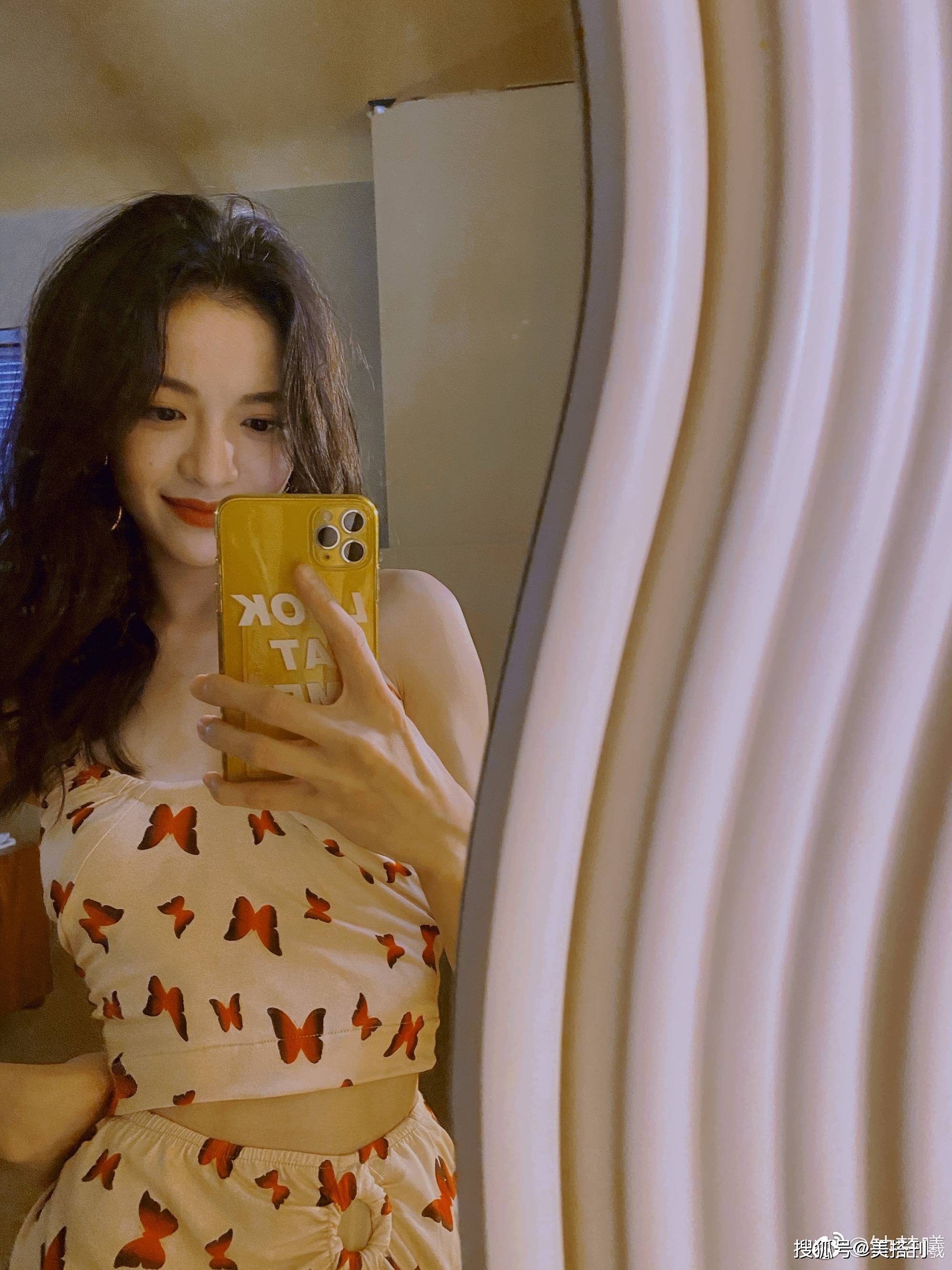 蝴蝶|钟楚曦晒自拍，穿粉红蝴蝶裙美腿绝绝子，网友：难怪这么喜欢秀