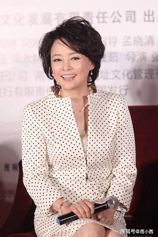 设计|张瑜真的63了吗?穿一身波点西装套裙配短发,看着高级还不显老