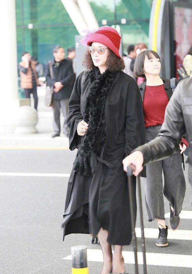 显示|金星越来越有女人味了，黑色拼接大衣优雅稳重，内敛稳重又成熟