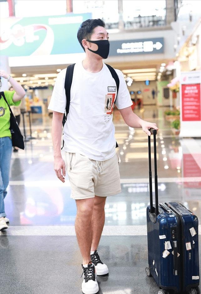 原创国乒喜剧人许昕有了31岁的稳重感白色t恤配短裤挺清新的