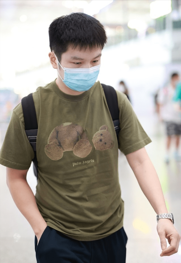 身材|刘诗雯樊振东同走机场,穿T恤显运动员的风范,胸前小狐狸挺抢眼