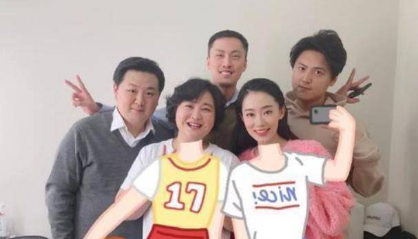 商务|张小斐改签新公司，贾玲的“放手”，揭开娱乐圈“姐妹情”的真相