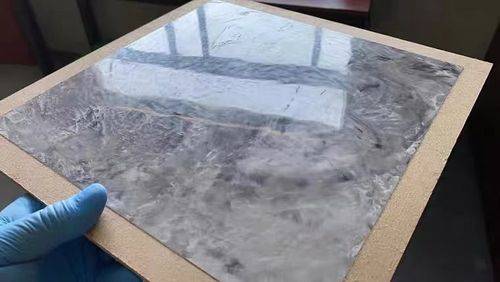 现在墙面流行用极光罩面漆,这是一种新型材料,完工效果如镜子