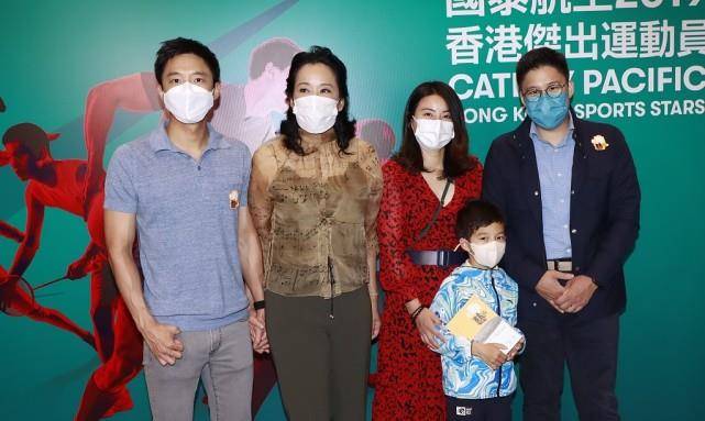 魅力|郭晶晶与婆婆站在一起时，感觉还挺开心的，戴着口罩也挡不住幸福