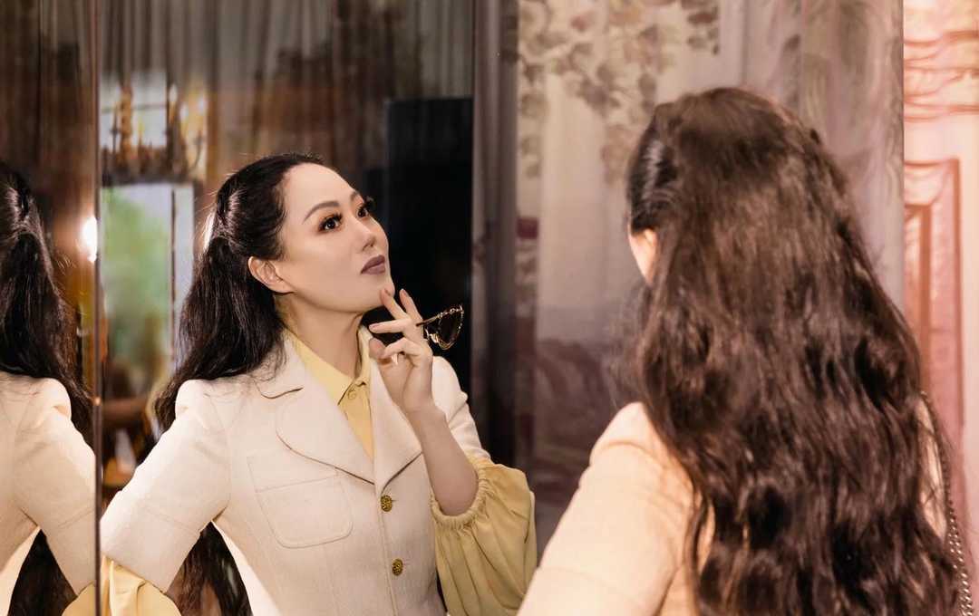 设计|章小蕙活成女人羡慕的样子，58岁穿搭精致优雅，藏不住的贵气感