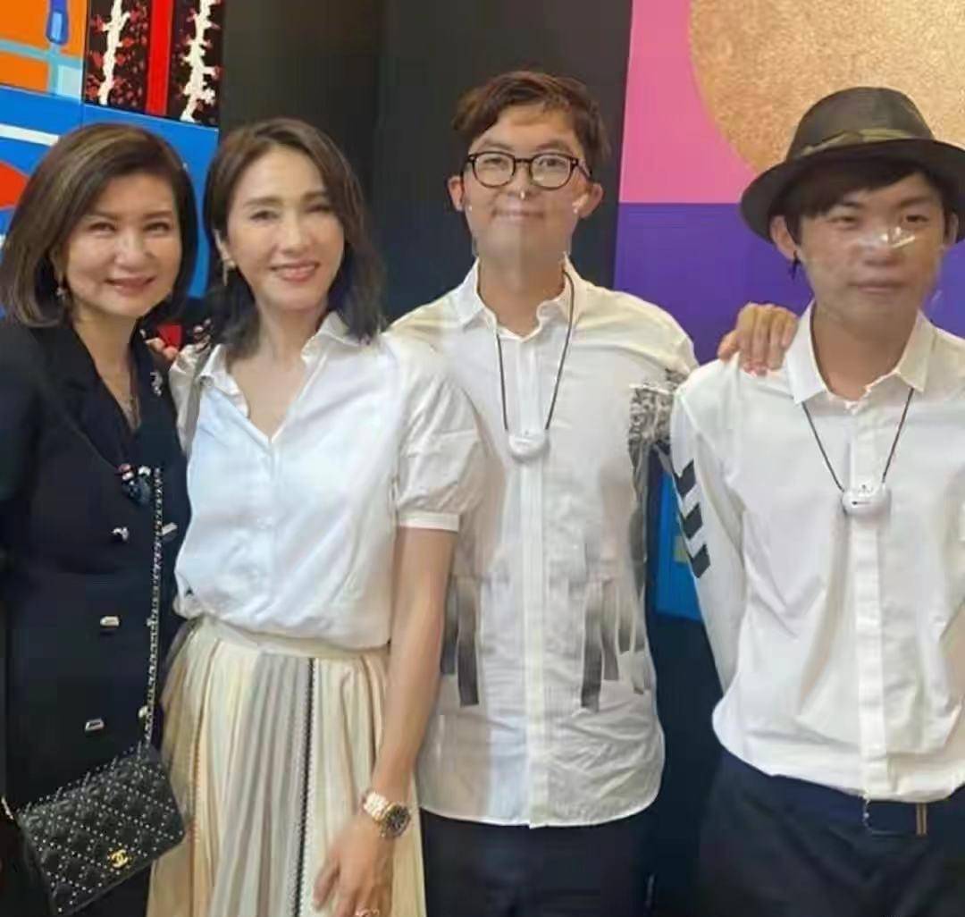 黑色|黎姿钟楚红聚会！61岁钟楚红身材肥胖老得认不出，俩人同框似母女