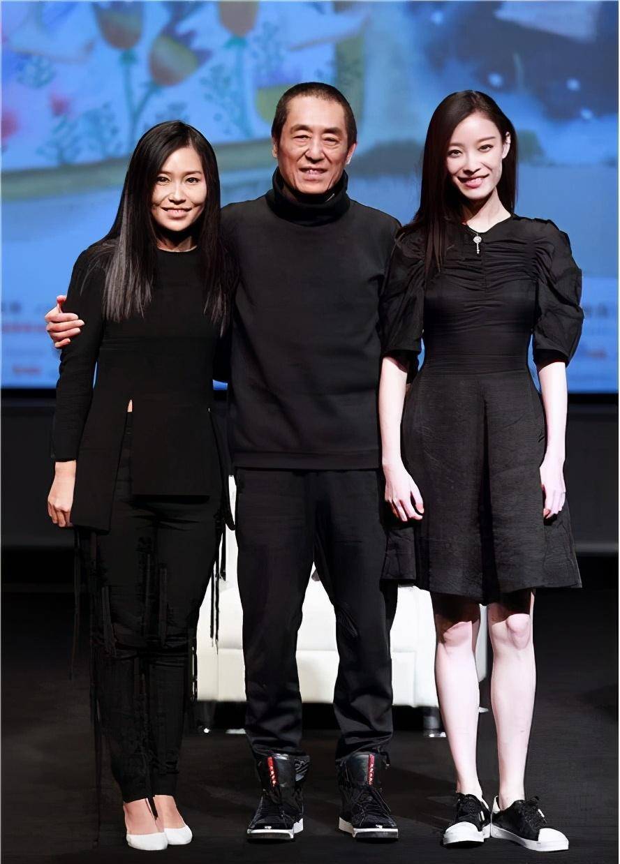 一身|张末继母终于认真打扮了！一身黑白配清新减龄，不扮老变漂亮阿姨