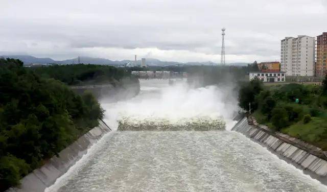 南阳鸭河口水库近日开闸泄洪 泄洪量达到十年来最大值