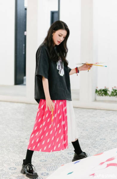 一身|舒淇人到中年躲过发福，但还不够自信，出席活动穿宽松T恤遮肉