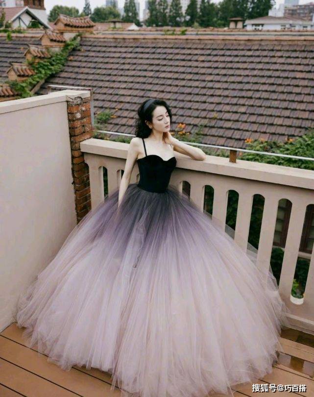 运动服|迪丽热巴私服穿搭新鲜出炉,穿绿色运动装元气清新,太接地气了!