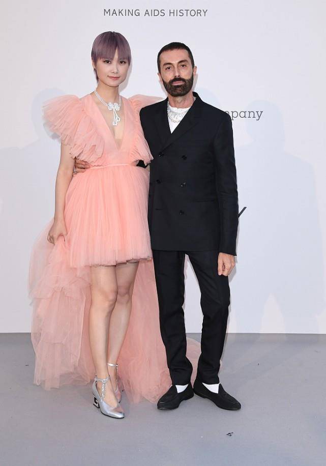 时装|李宇春的身高真不是盖的，穿上高跟鞋比老外还高出半头，挺有气场