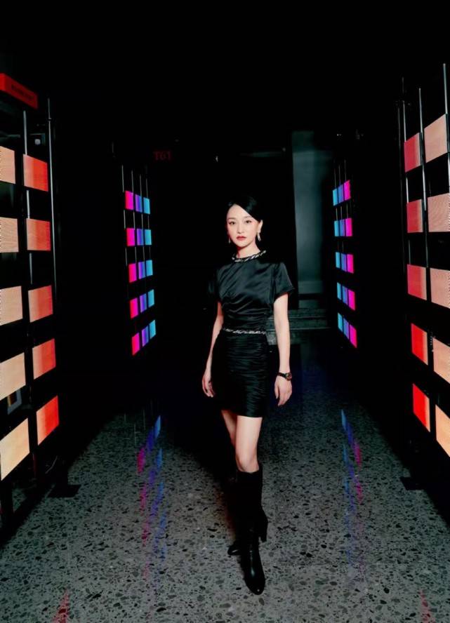 前夫|周迅前夫近照曝光！穿休闲装搂美女合影彻底放飞自我，身材胖不少