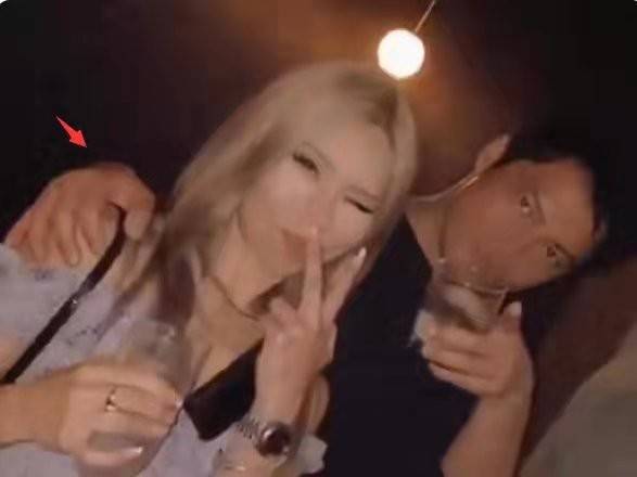 前夫|周迅前夫近照曝光！穿休闲装搂美女合影彻底放飞自我，身材胖不少