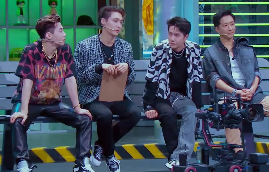 胸骨|刘宪华韩式综艺感又过头,拿筋膜枪怼韩庚太危险,节目组都慌了