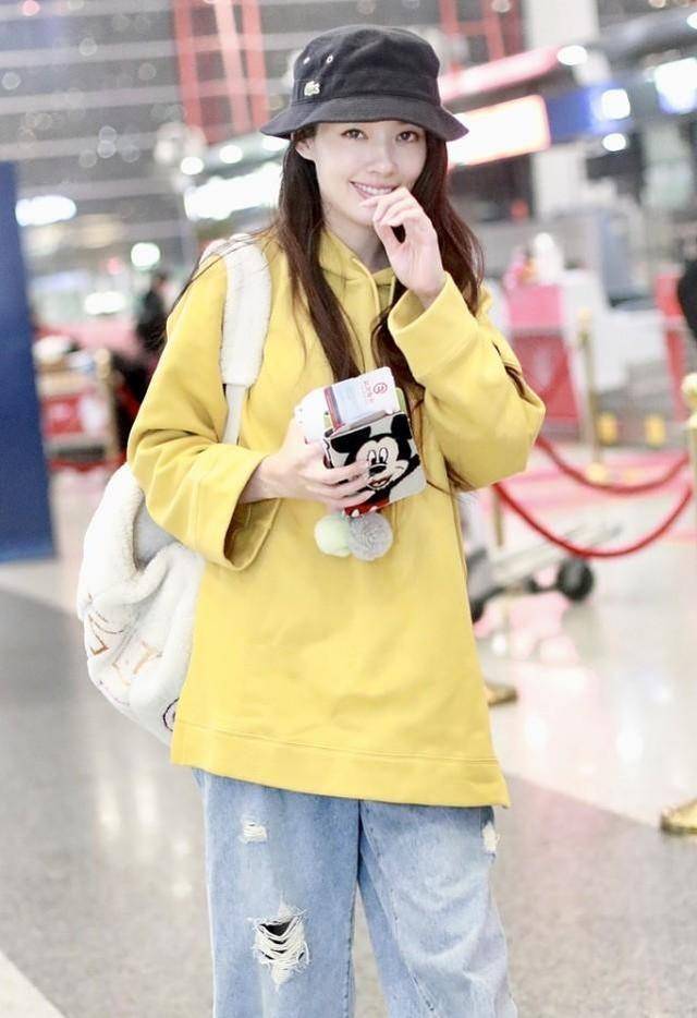 郭碧婷|郭碧婷嫁入豪门仍低调，穿卫衣配破破烂烂的裤子，气质却挺高级