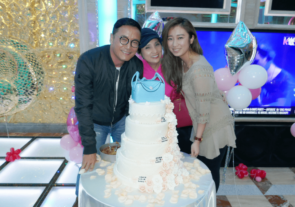 魅力|苗侨伟女儿真是继承了戚美珍的颜值，穿的普通，但气质自然挺稳重