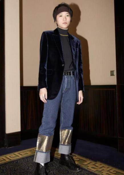 色彩|窦靖童像极了妈妈王菲，穿简单T恤配牛仔裤，洒脱又个性十足