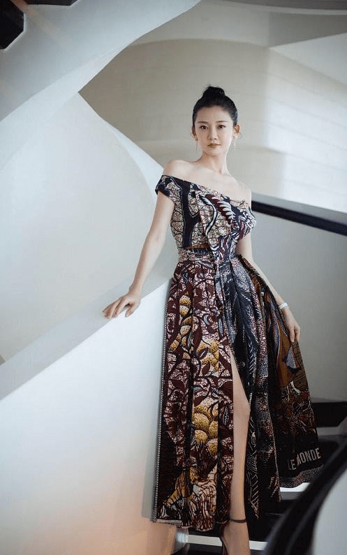 一身|苗苗越看越漂亮，一身简洁黑白色穿出高级感，郑恺眼光独到