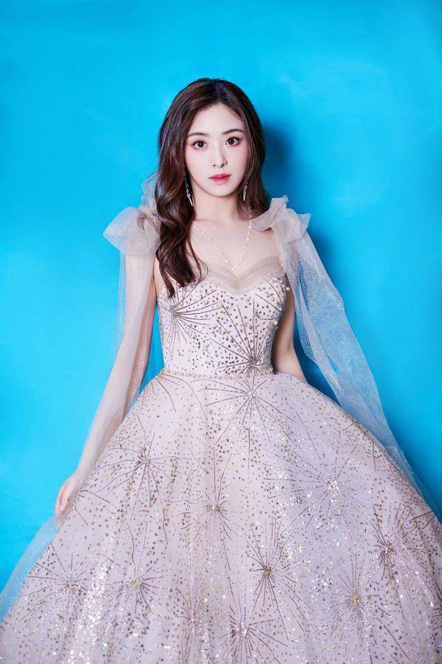 黑色|张含韵真的甜到骨子里了，穿一袭薄纱连衣裙优雅温柔，高贵精致