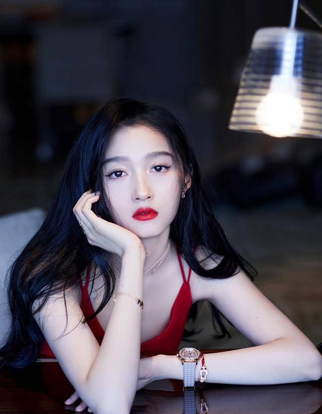 身材|又被关晓彤身材给折服了！裙子这么“挤”也穿着出镜，全网羡慕鹿晗