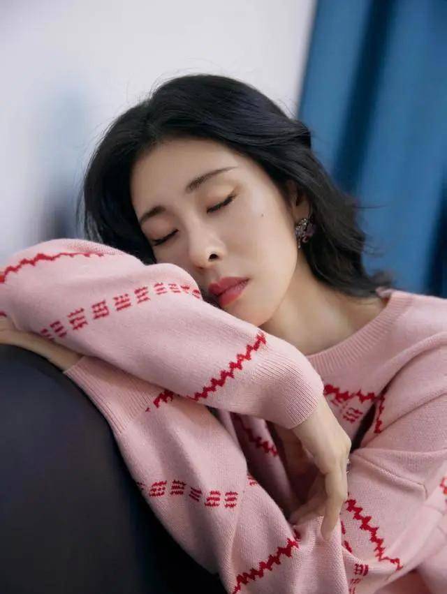 视觉|当妈后的张碧晨也放开,穿卫衣大胆下衣失踪,一个细节让人心疼