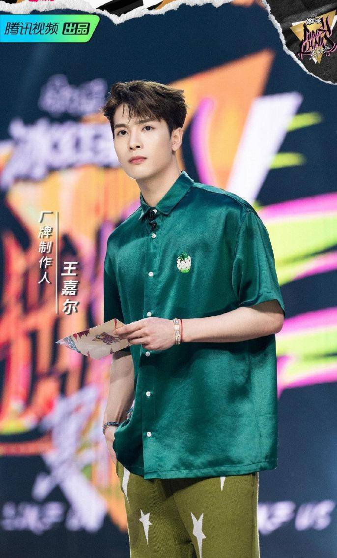 个性|王嘉尔穿搭太有个性,一身绿还能穿出时尚高级范,不土反而挺洋气