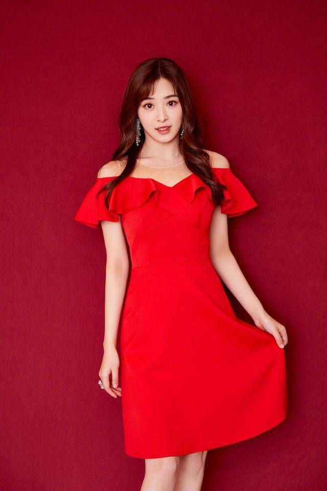 黑色|张含韵真的甜到骨子里了，穿一袭薄纱连衣裙优雅温柔，高贵精致