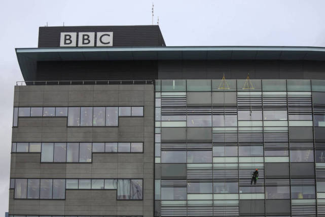 拥6张 极端不雅照 被抓到 英国前儿童节目主持人当庭啜泣认罪 基石