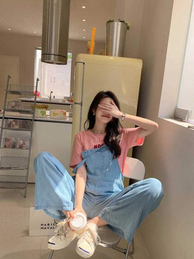 显得|背带裤是“年轻”的代表?原来30+也能穿出青春感,减龄又洋气