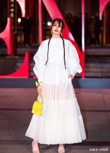 一身|舒淇人到中年躲过发福，但还不够自信，出席活动穿宽松T恤遮肉