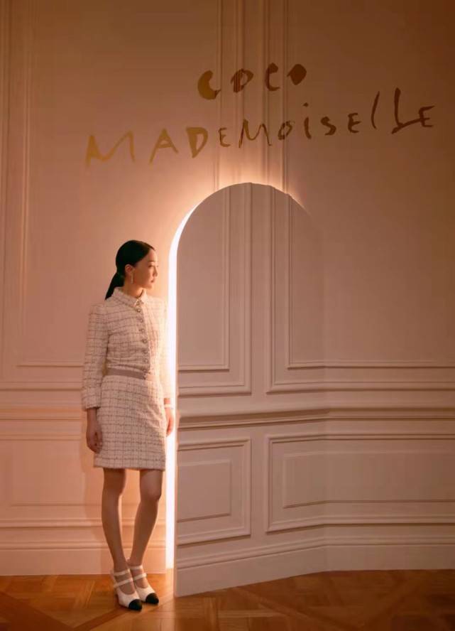 前夫|周迅前夫近照曝光！穿休闲装搂美女合影彻底放飞自我，身材胖不少