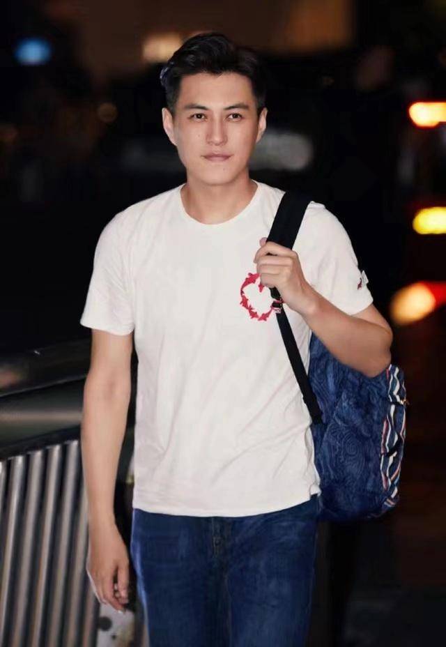 心形|老干部靳东挺厉害！白T恤牛仔裤满脸少年感，43岁装嫩吊打小鲜肉