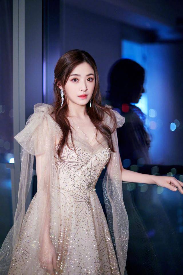 黑色|张含韵真的甜到骨子里了，穿一袭薄纱连衣裙优雅温柔，高贵精致