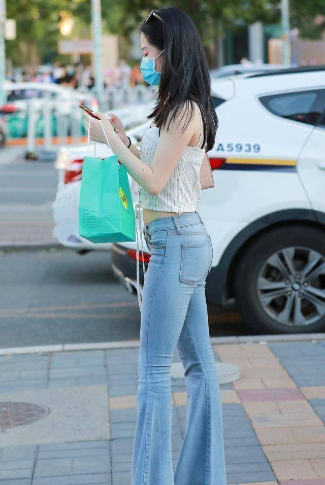 进行|高挑多姿的打底裤美女,个性又不失雅致,笑容甜美