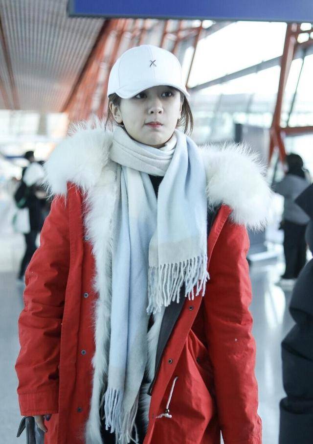 进行|杨紫真的太会穿了!身穿红色长款羽绒服保暖舒适,显白洋气好时髦