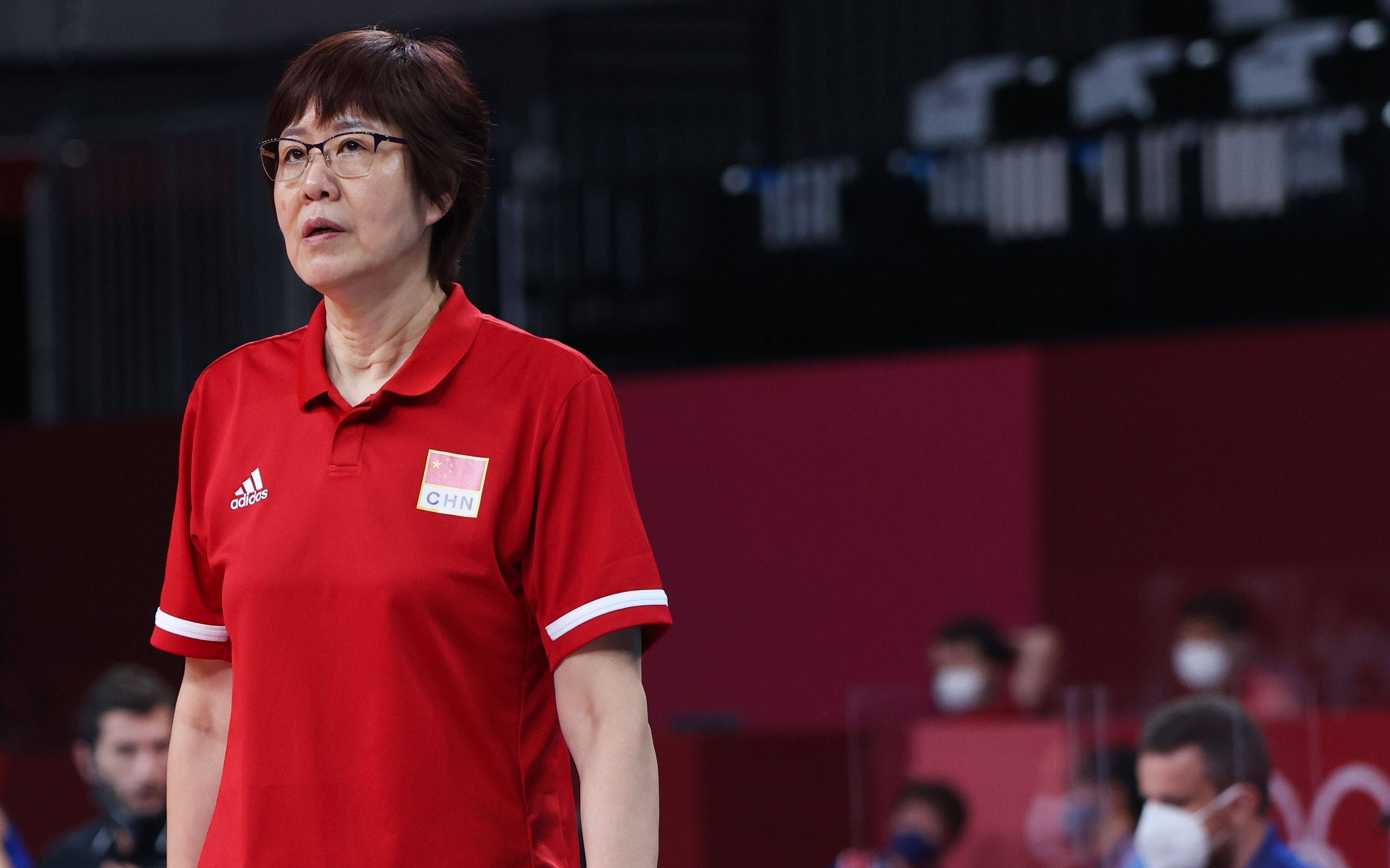 原创郎平卸任后,中国女排主教练这个烫手山芋谁敢接?一人被网友力荐