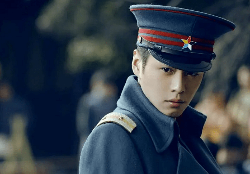 军装|当红男星穿军装：易烊千玺热血，朱一龙颜值高，看到任嘉伦我爱了