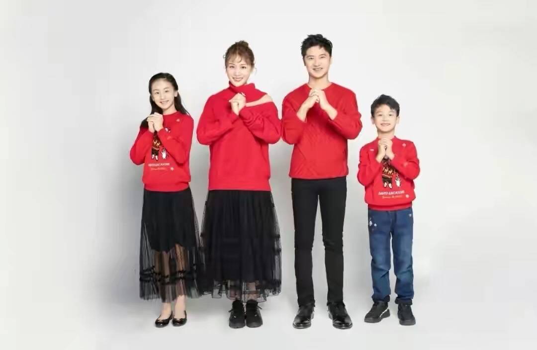 田亮|田亮一家四口，连续四年摆同造型拍合影，森碟穿红裙个子窜得真快