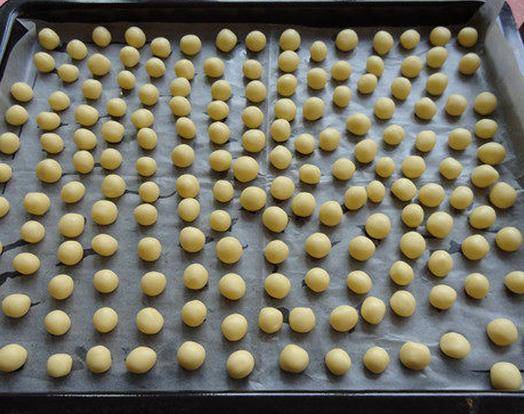 烤箱|1个鸡蛋1碗淀粉,教你在家做小零食鸡蛋菠萝豆,外观朴实口感香酥